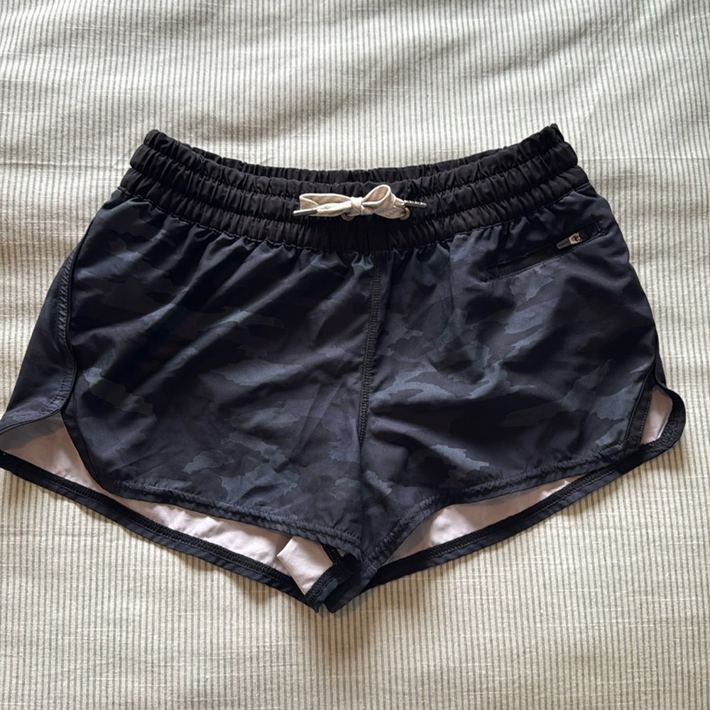 Vuori Women’s Clementine 2.0 Performance Short in Black Camo